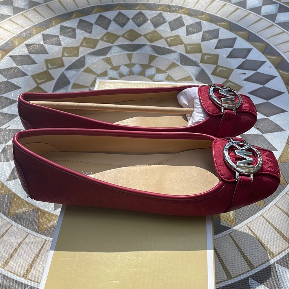 Michael Kors Lillie Flat Shoes size 7. - Picture 2 of 5